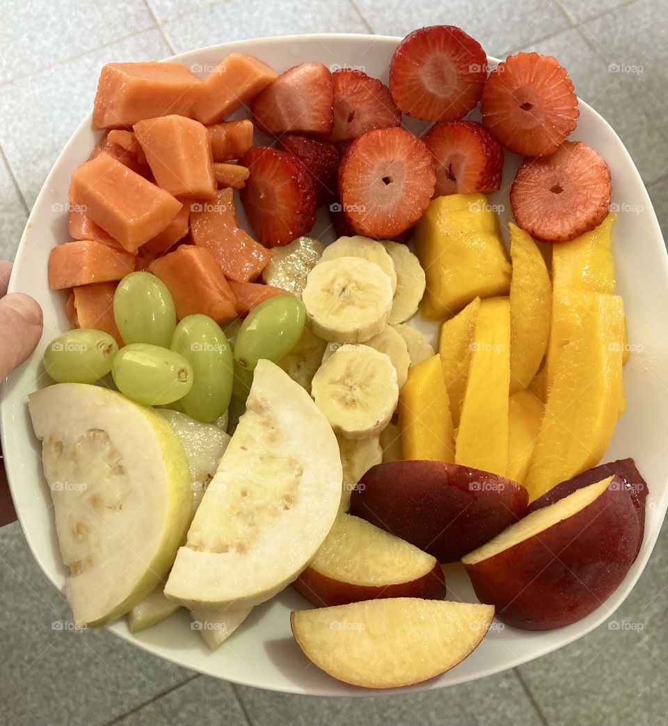 Papaia, strawberry, grapes, guava, mango, peach and banana!
Eat fruits because they are good for us.

Hoje: mamão, morango, uva, goiaba, manga, pêssego e banana!
Coma frutas pois elas nos fazem bem.