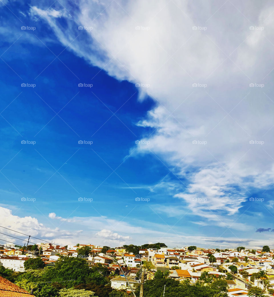 BLUE SKY - E quem diria que a manhã tão chuvosa fosse virar uma tarde tão azul? Agora: 16h30, com bastante calor! Eu sou amigo deste céu anil…