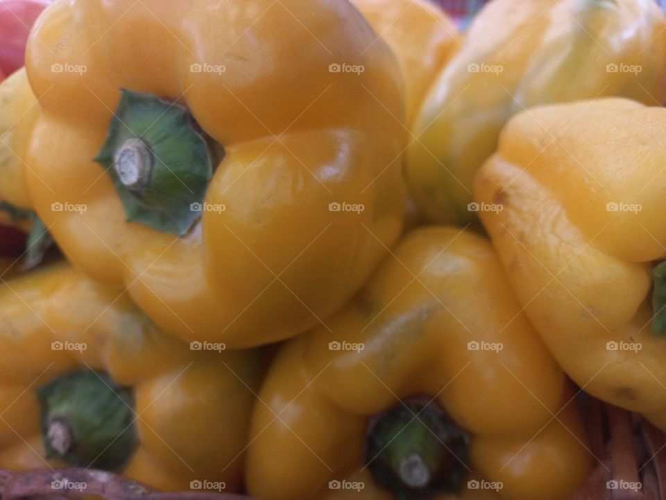 Pimentão amarelo, quando, ele atinge a cor amarela, é presenteado, com uma grande quantidade de vitamina C, é o mais rico nutricionalmente. Possui sabor  suave  e vai muito bem com peixes