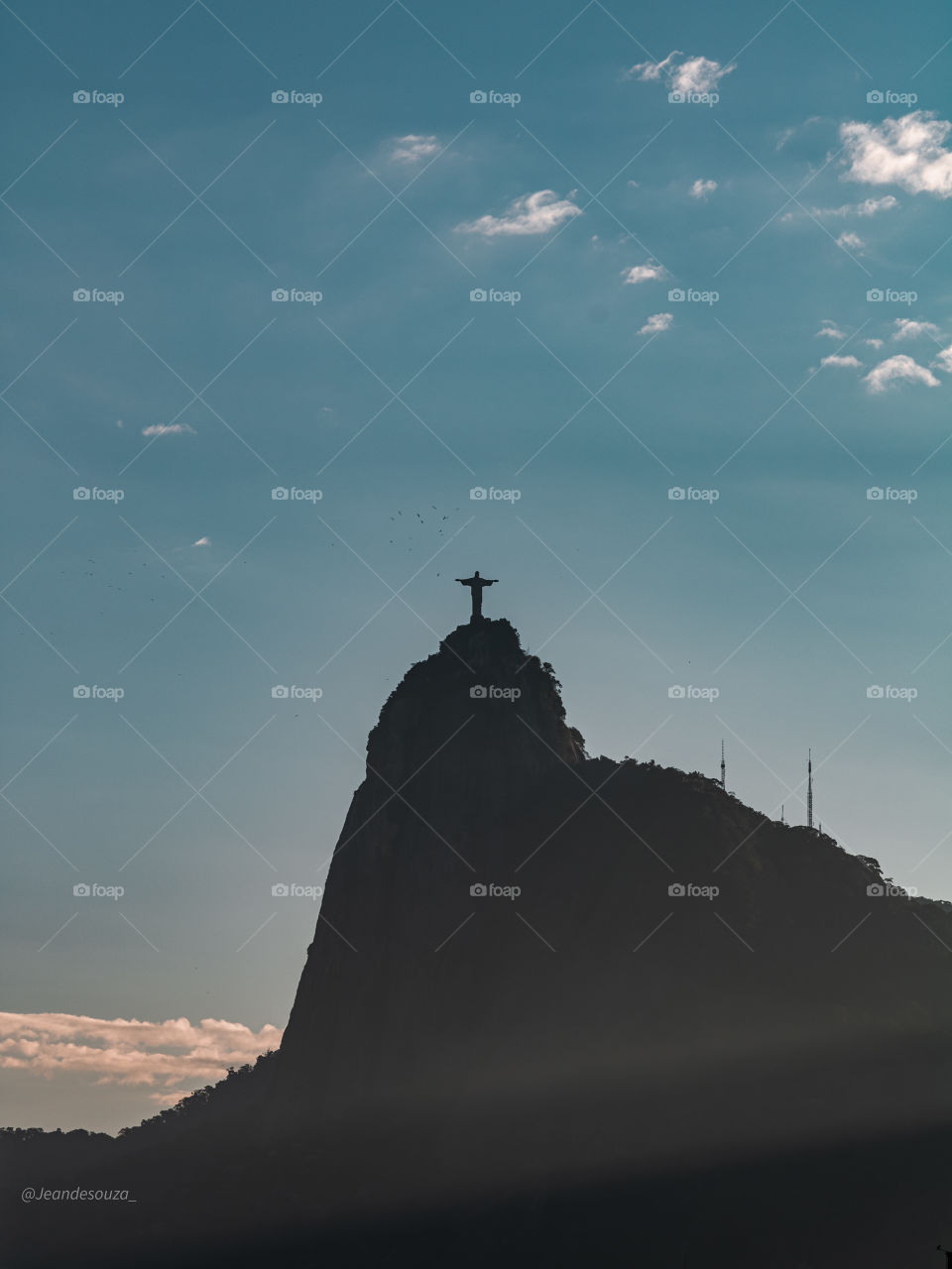 Cristo Redentor é uma estátua art déco que retrata Jesus Cristo, localizada no topo do morro do Corcovado, a 709 metros acima do nível do mar, no Parque Nacional da Tijuca, com vista para a maior parte da cidade do Rio de Janeiro, Brasil. 