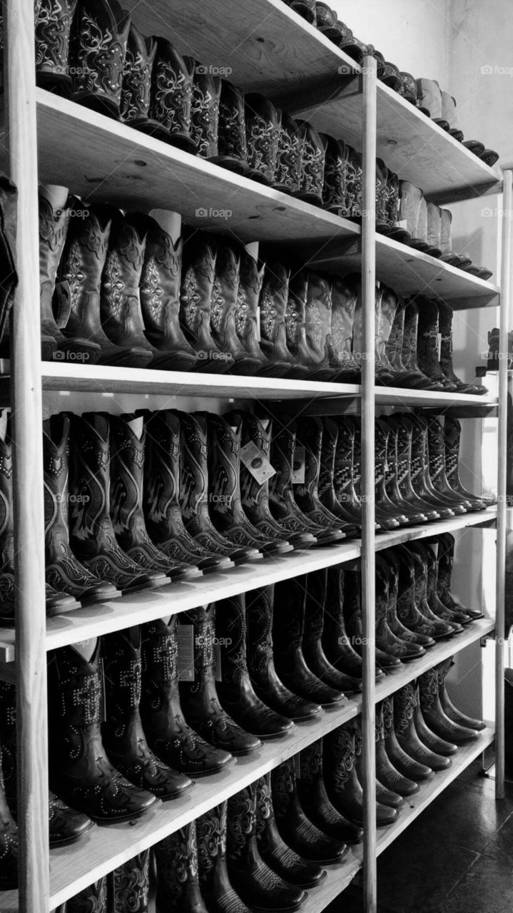 Botas Country femininas. Prateleiras, gôndolas...