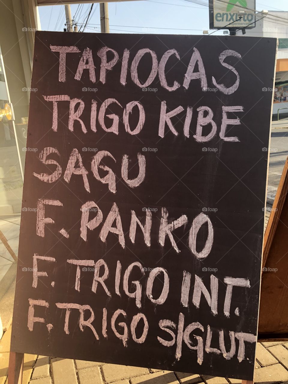 Uma plaquinha de frente de uma loja de chás aqui da cidade!