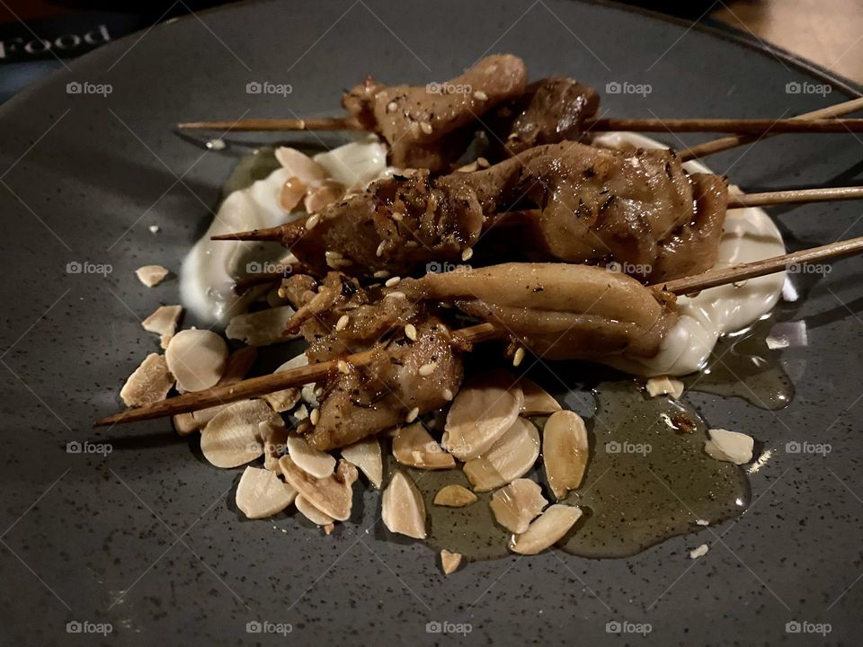 Chicken skewers with honey and almonds 