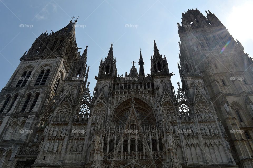 La fachada de una catedral 