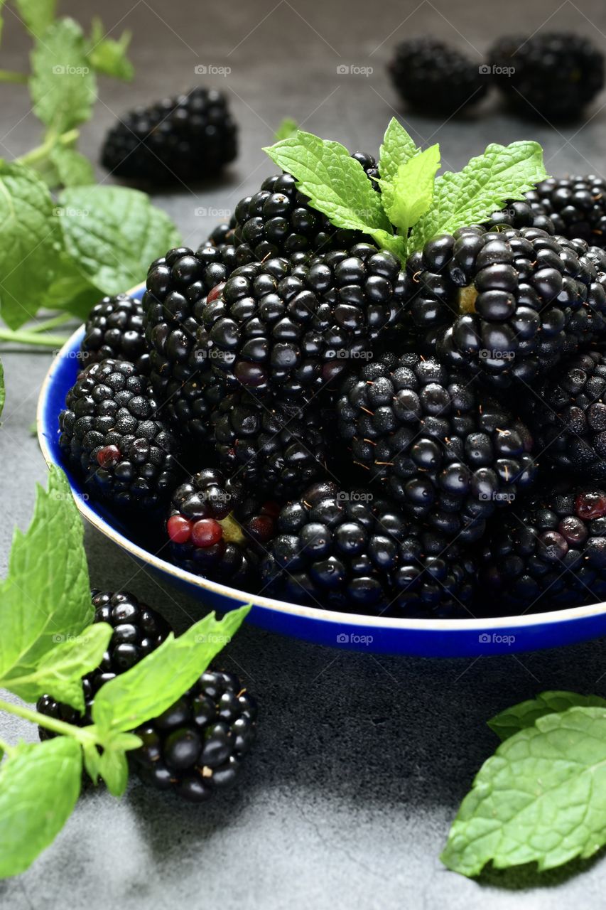 Blackberries on a plate 