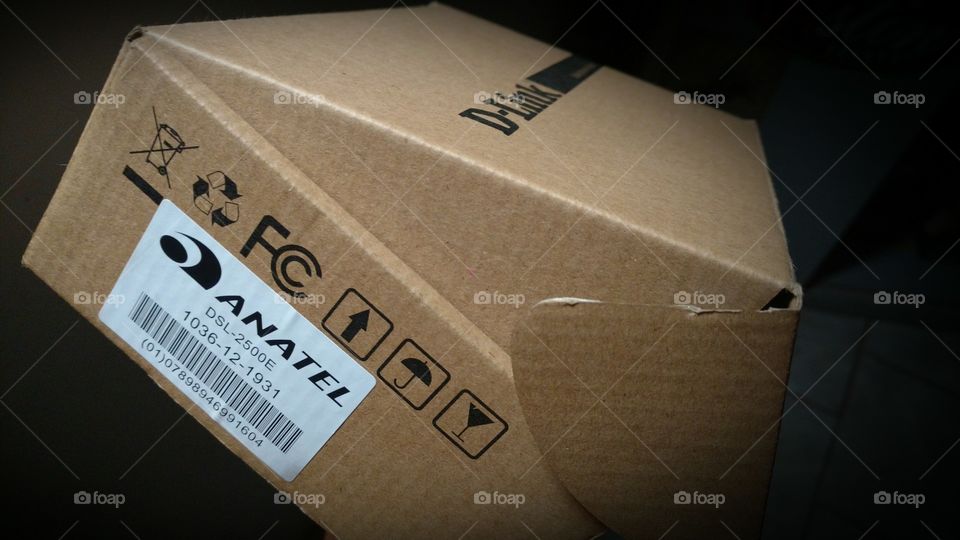 Anatel. Caixa de papelão, marca e etiqueta.