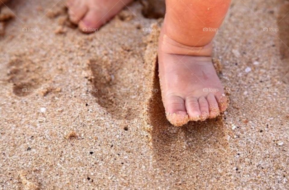 Little foots In sand
