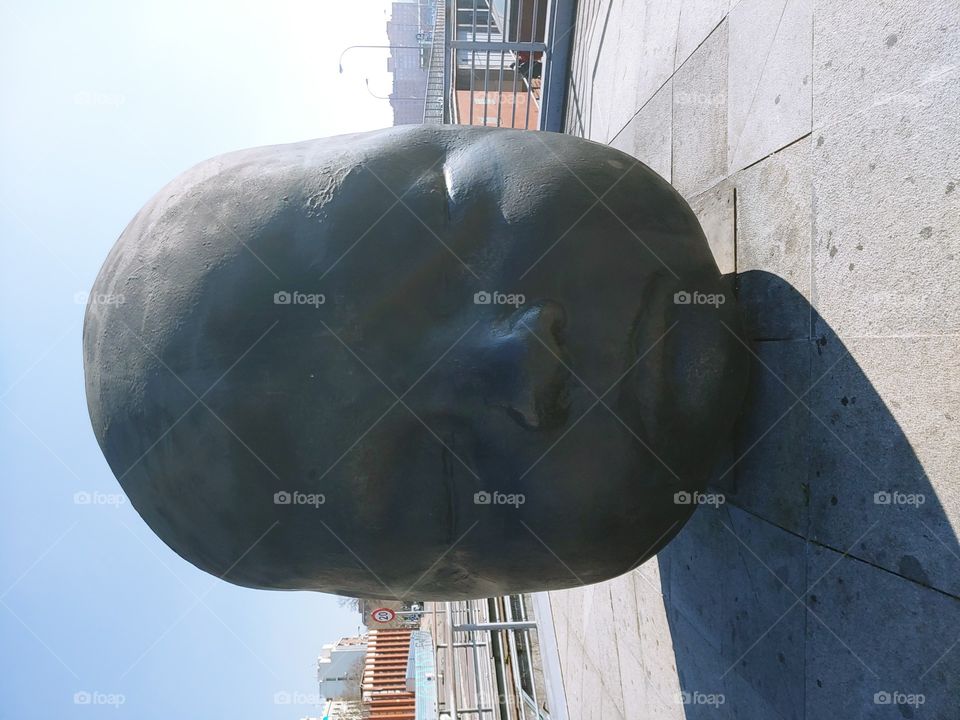 Giant head in Madrid
