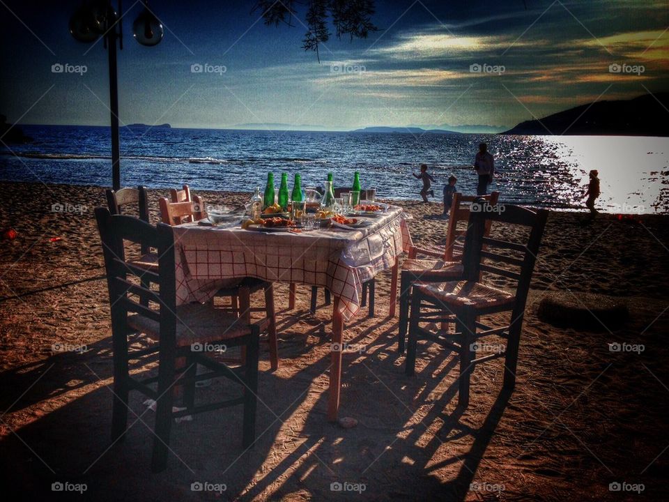 Dining on the beach = happy family!