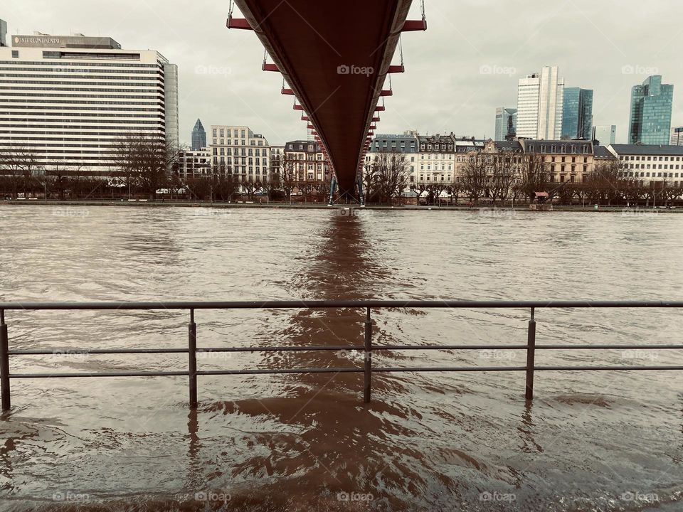 Bridge over troubled waters, Frankfurt