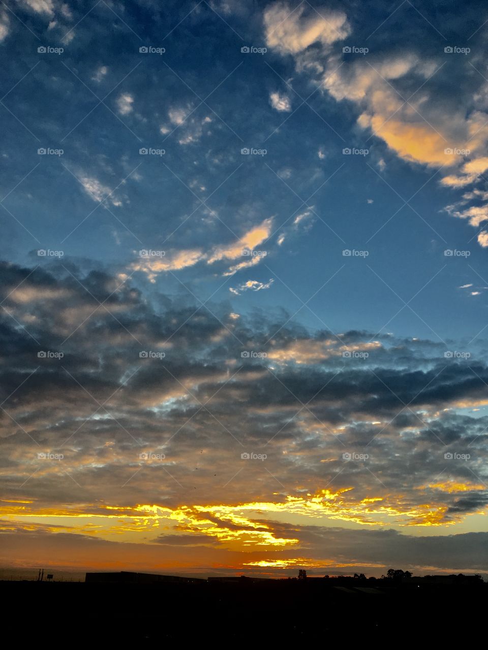 🌅Desperte, ó vida, com o lindo #céu que surge nesta #TerçaFeira. 
Que a jornada diária possa valer a pena!
🍃
#sol #sun #sky #céu #photo #nature #morning #alvorada #natureza #horizonte