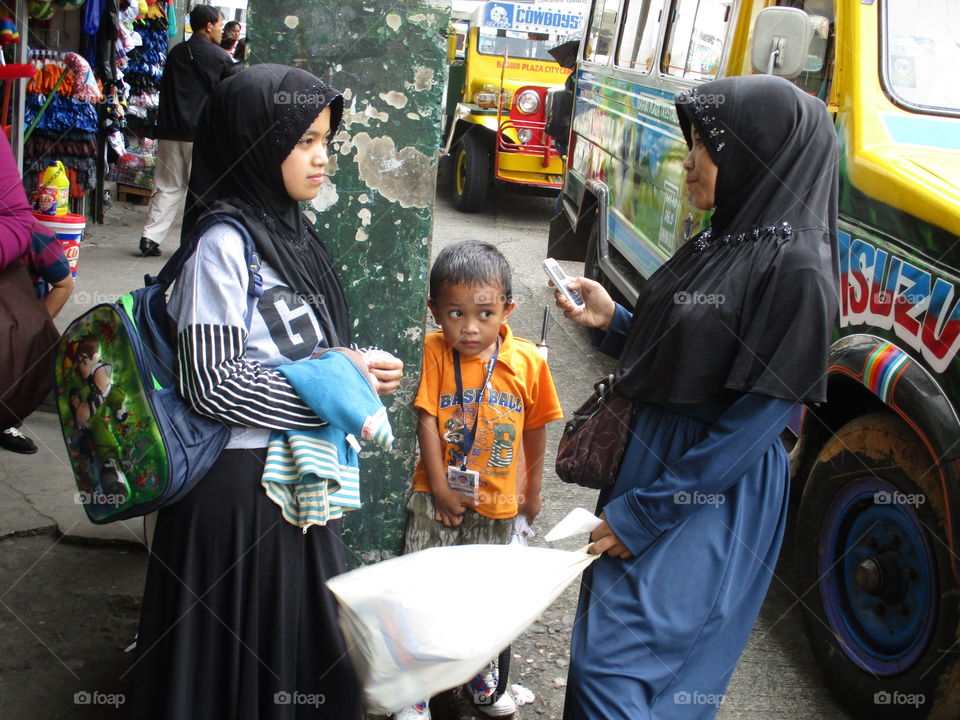 muslim mother and daughter