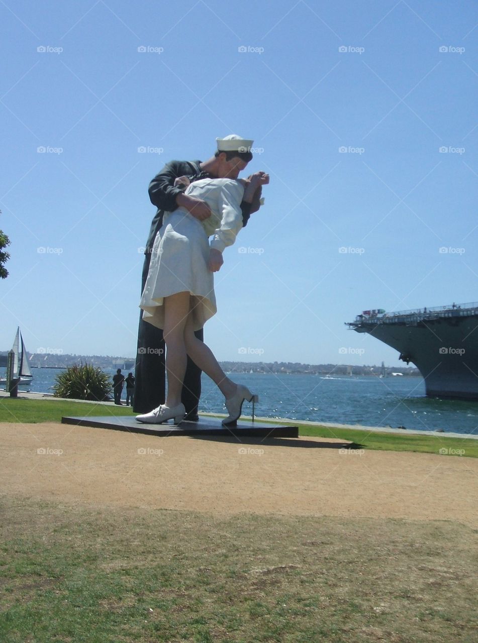 The stolen kiss. Statue of iconic photograph 