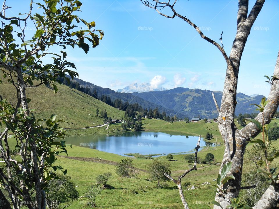 paysage d'un lac au creux de la montagne