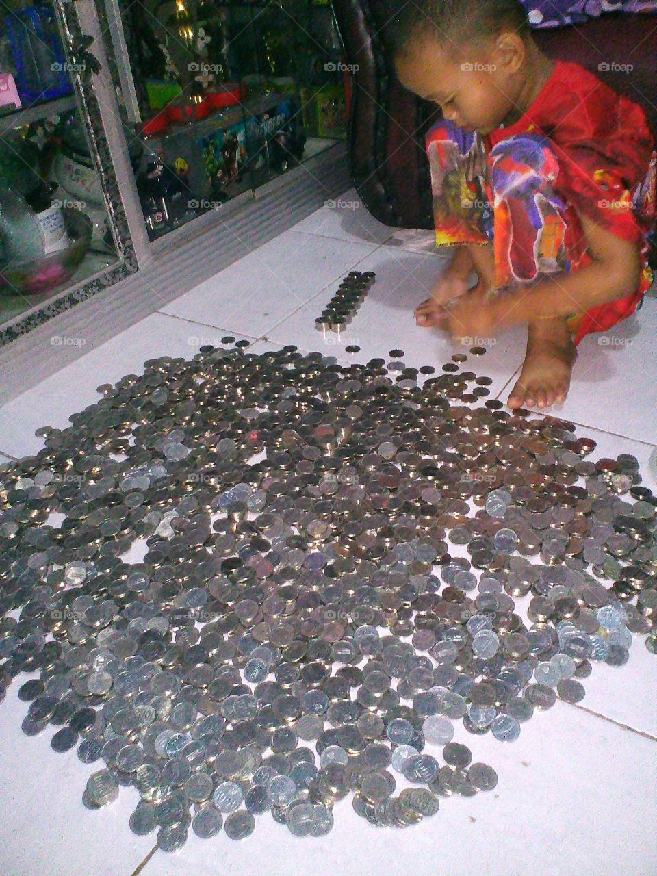 kids acount the coins what he save