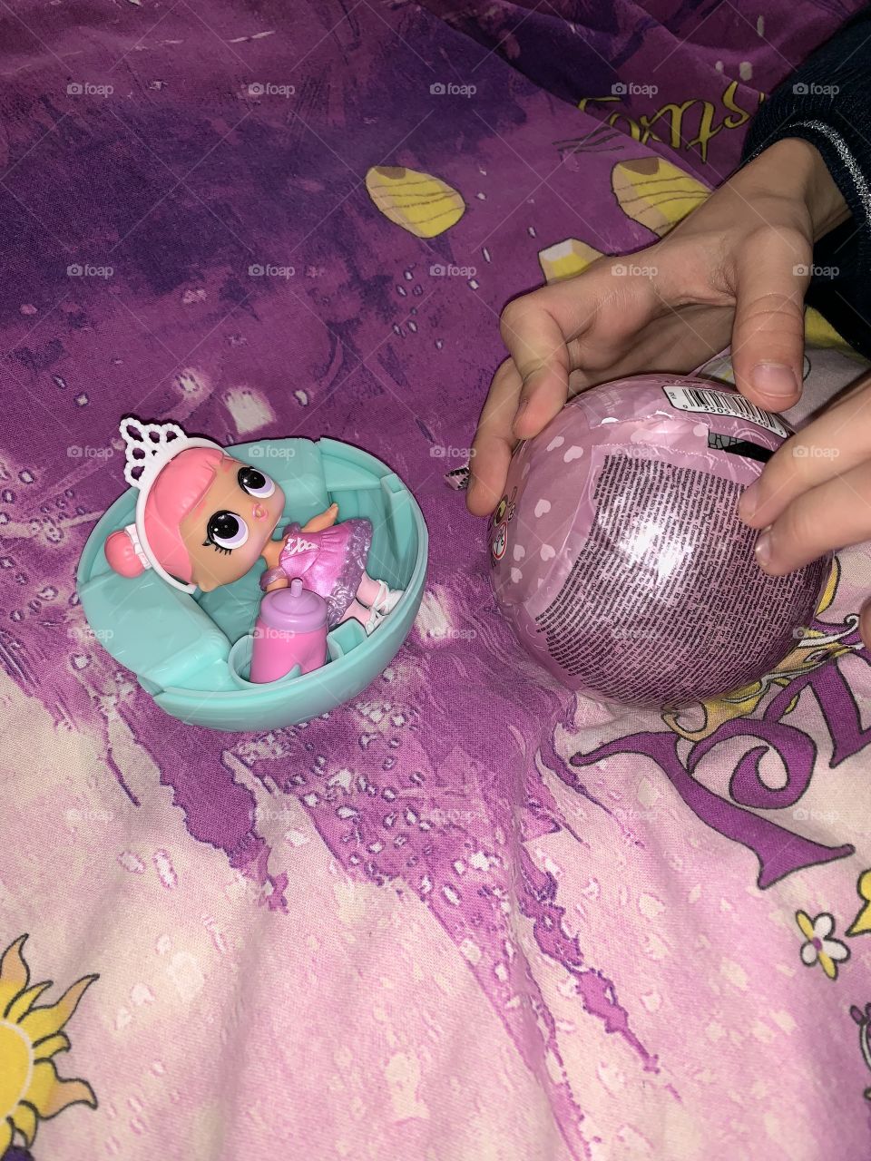 The little doll is waiting for her girlfriend to be unpacked. Lol-surprise Glam Glitter 