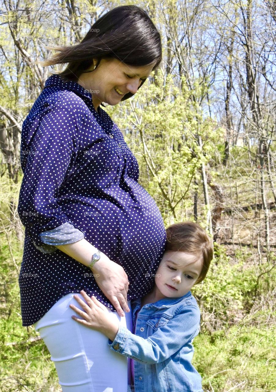 Expectant mother with daughter 