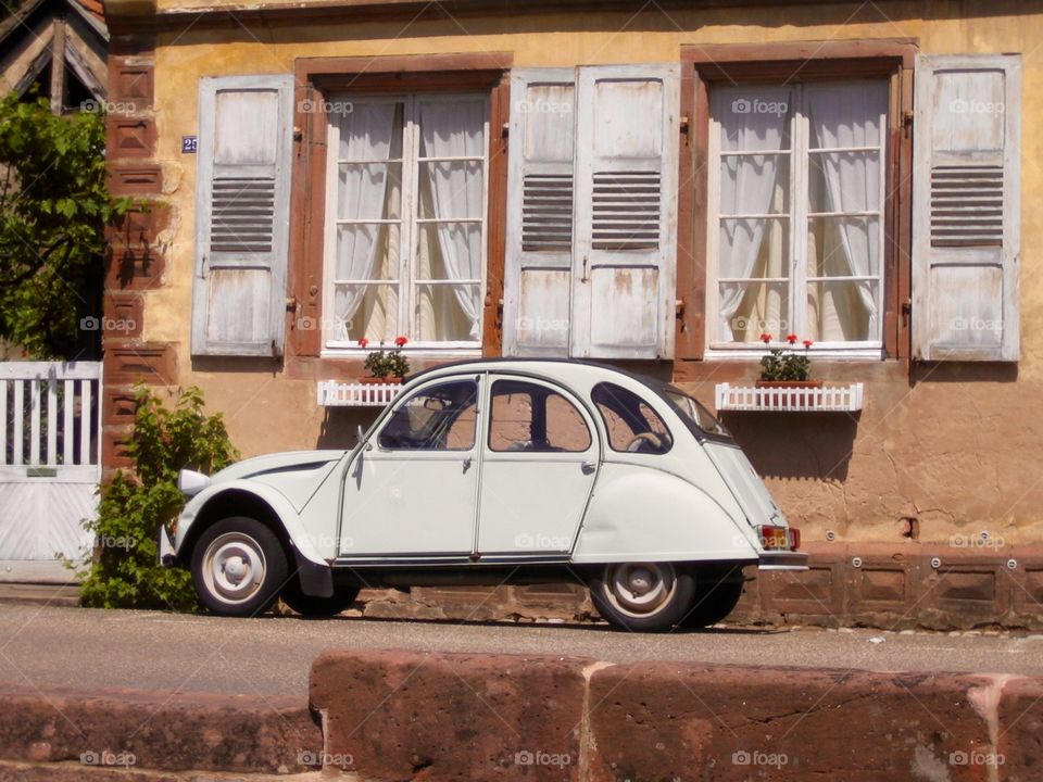 2CV in front of a house