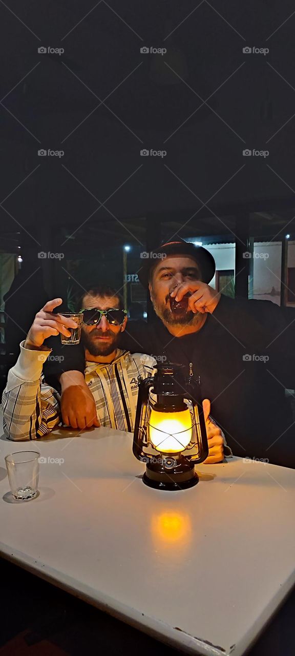 drink whiskey with friend in bar