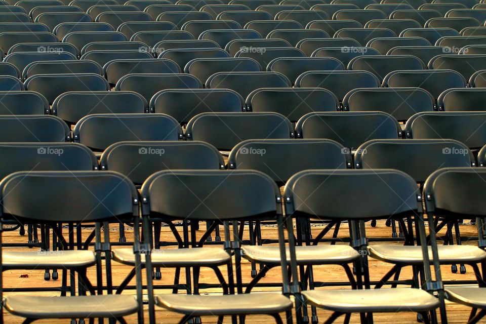 Stühle die auf Menschen warten