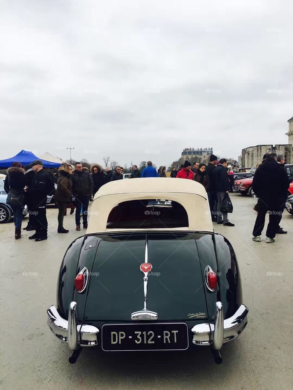 Meet Paris 18th Classic Car Crossing Paris event.Although the weather is not good, but still attracted a lot of classic cars and photography enthusiasts.