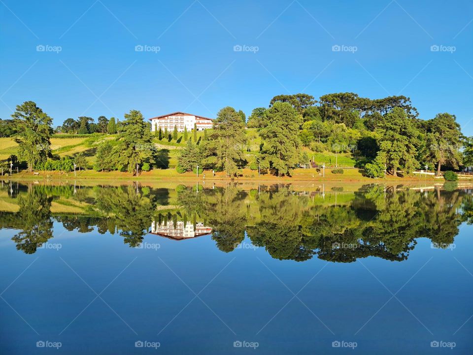 Céu azul no Lago espelhado em Fraiburgo