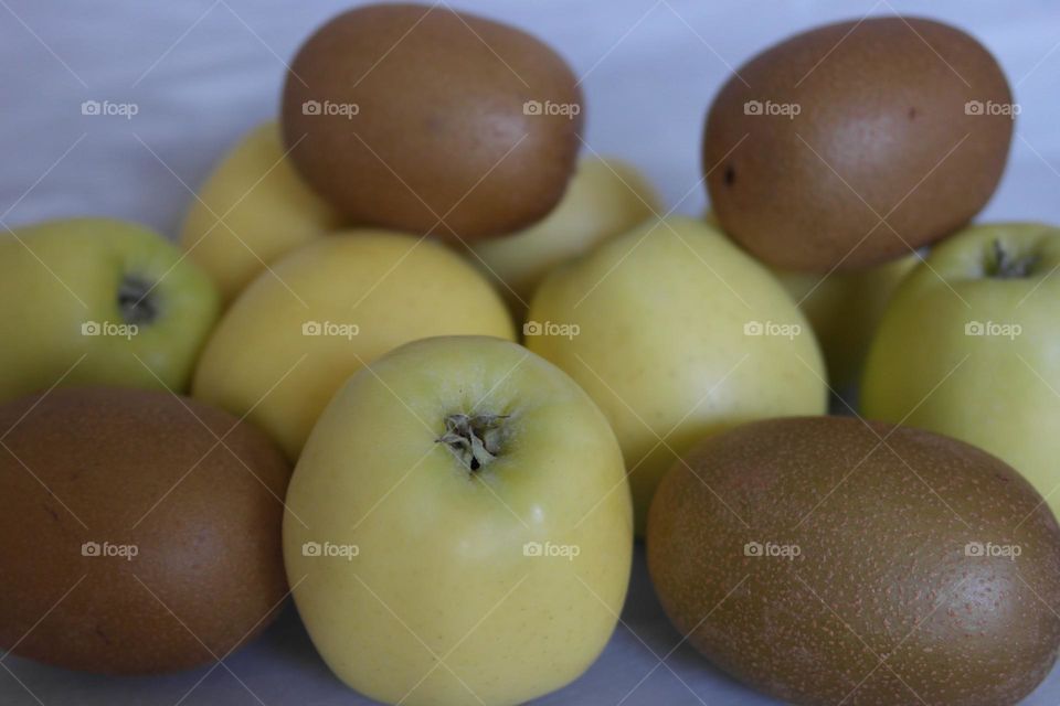 Golden apples and golden kiwis 