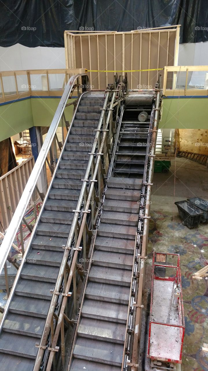 Fort Henry Mall escalator