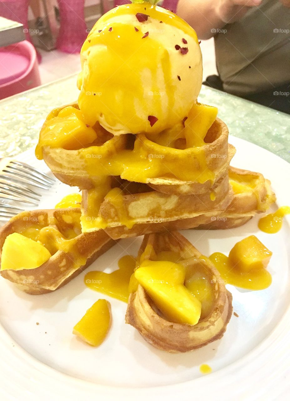 Mango ice cream with waffles 