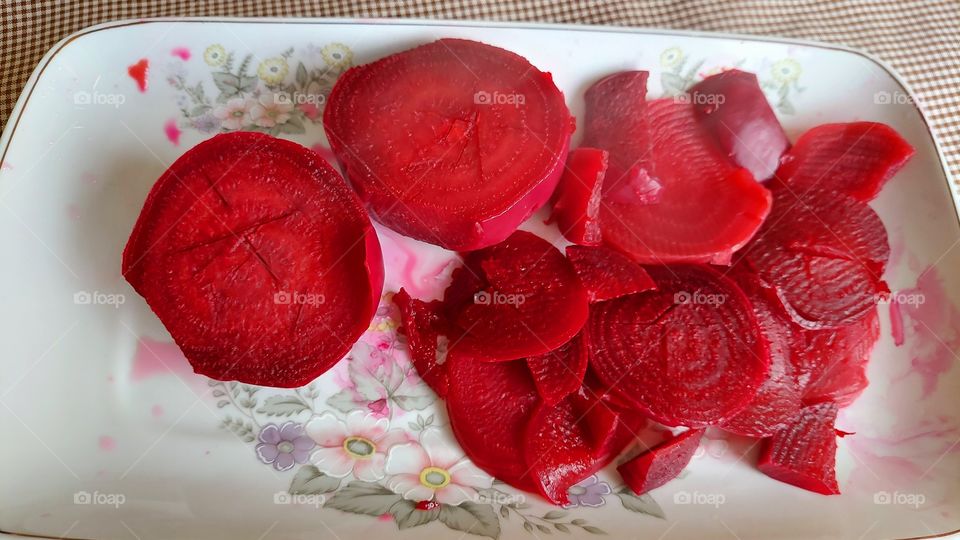 Beterraba é uma delícia na salada,  enche os olhos também com sua cor vibrante!
