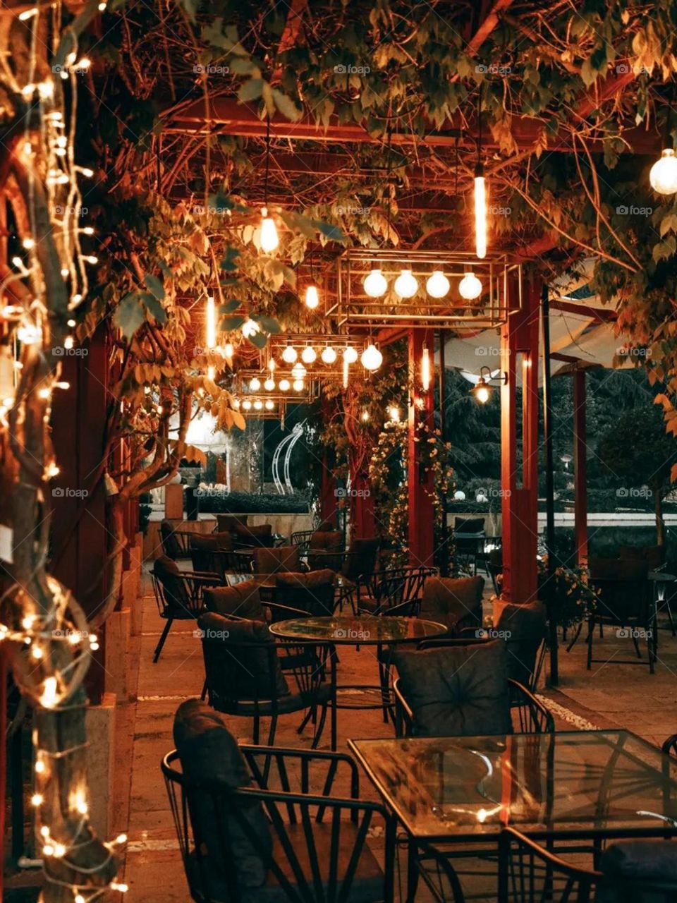 I love the summer nights of this cafe, the unique decoration, the pleasant music and the smell of grass in the air.