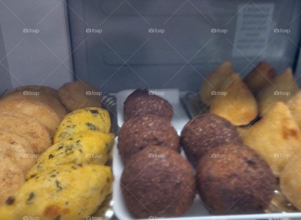 Ramadan  é o nono mês do calendário lunar muçulmano.  O começo do mês é baseado numa combinação de observações  da lua, e cálculos  astronômicos.  O calendário  Islâmico, sendo onze ou doze dias a menos, que o gregoriano.