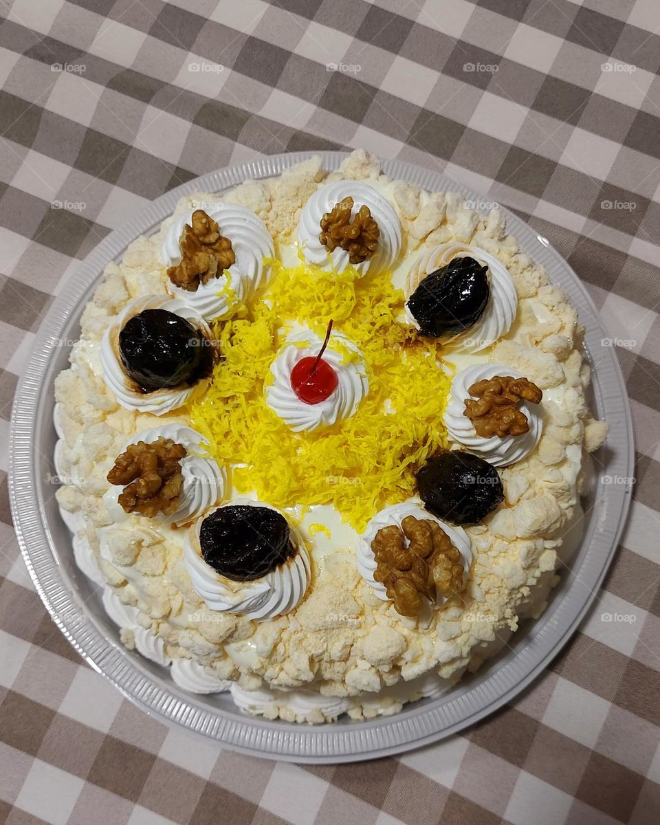 Bolo saboroso, cremoso,  recheado com nozes,  cobertura de creme, decorafo com nozes e ameixa.