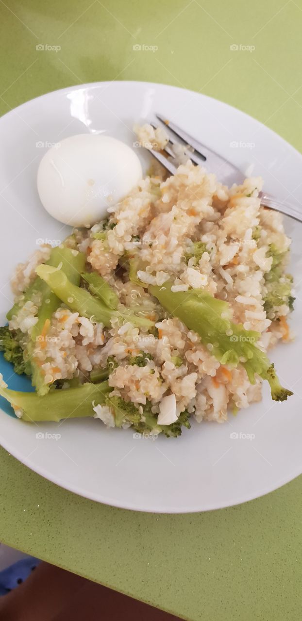 quinoa con arroz, brócoli, huevo cocido