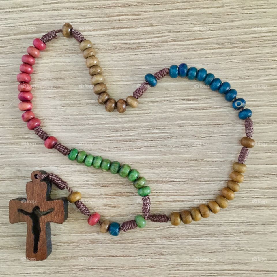 Rezar o Santo Terço é muito bom. Faz bem para a alma e te coloca em contato mais íntimo com a Mãe de Jesus . 📿