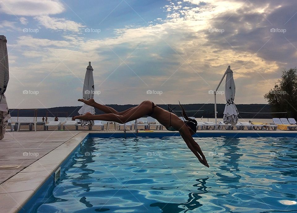 Enjoying the last summer days at the swimming pool 