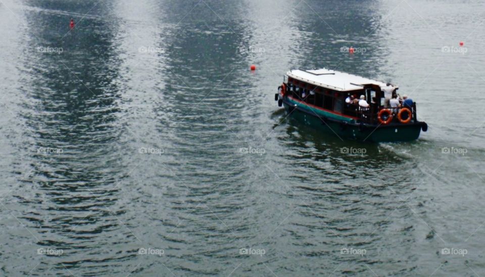 The great part of riding this boat taxi is that you can enjoy downtown Singapore at a different angle, and take in the stunning sights on both sides of the river.