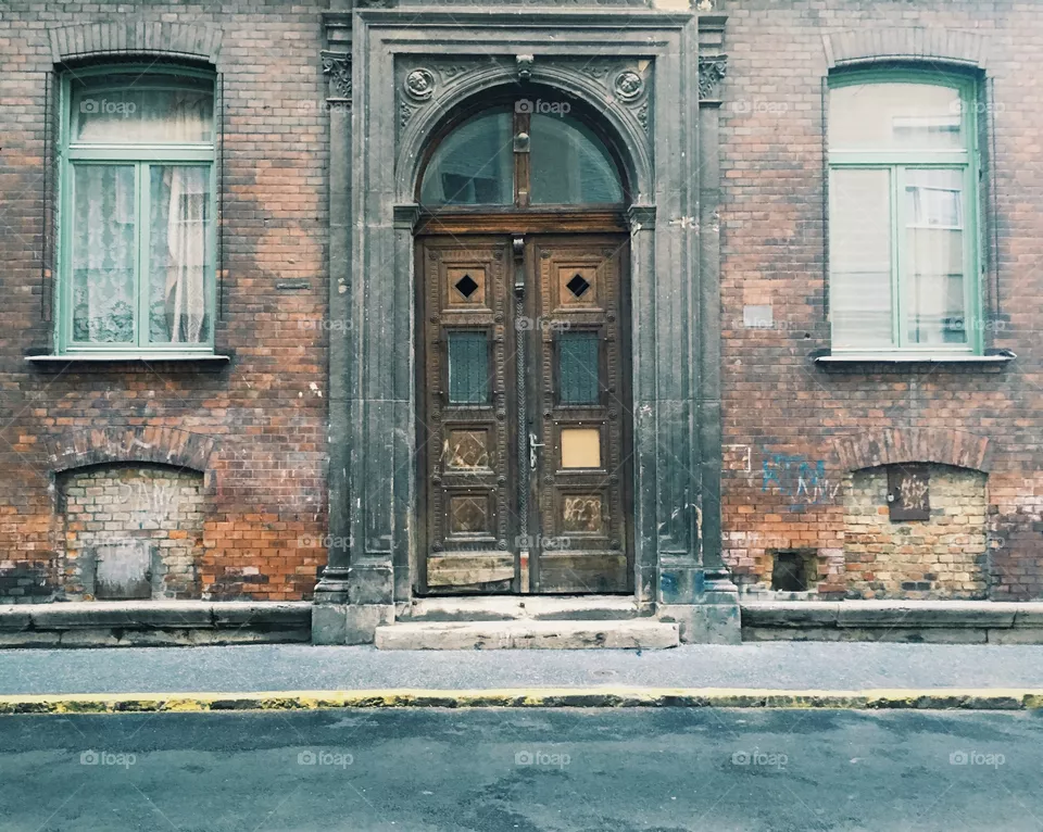 Gate
