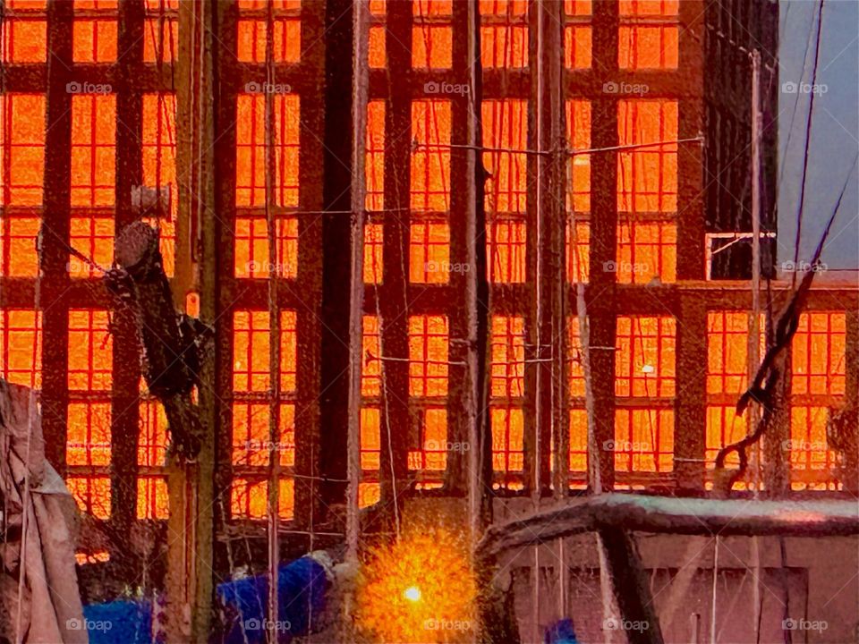 Sunsets at „Newtown Creek“ can be dramatic and the beautiful hues such as this striking orange red fill the entire realm. Reflections in various surrounding high rise buildings with glass facades can be especially intense. 2023. Hypnotic Productions