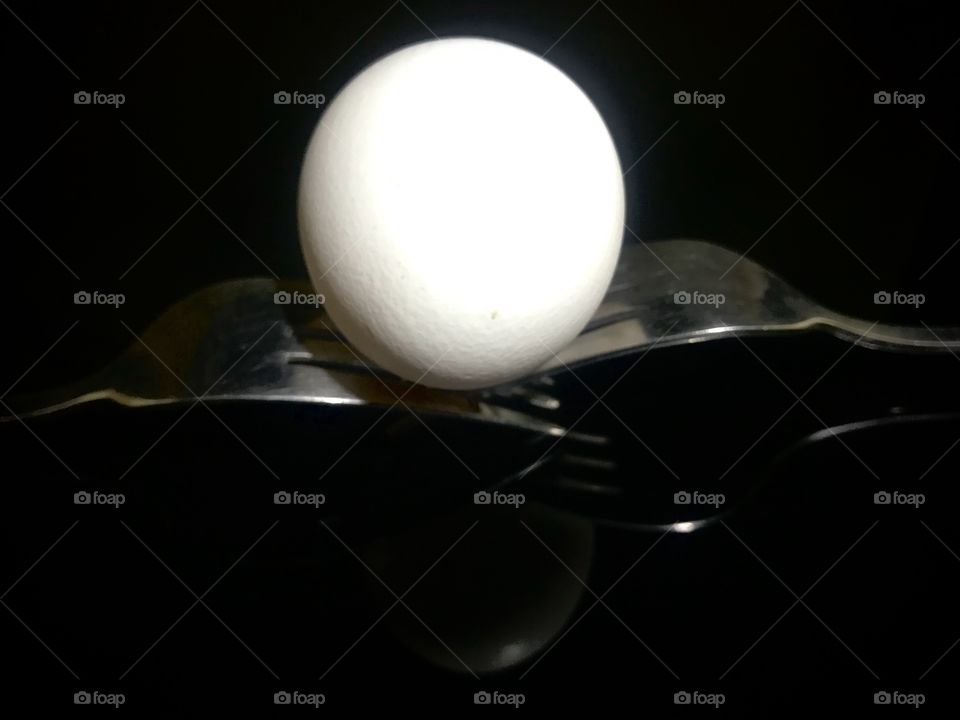 An egg on 2 forks 