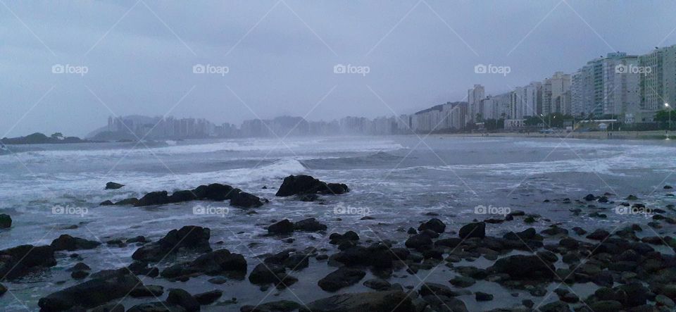 Day with rain in Guarujá beach