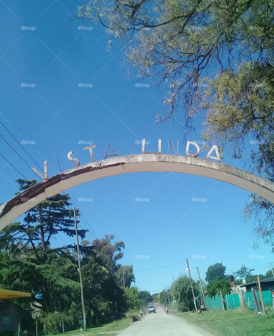 arco de entrada a un barrio rural de General Rodríguez, provincia de Buenos Aires. Argentina
