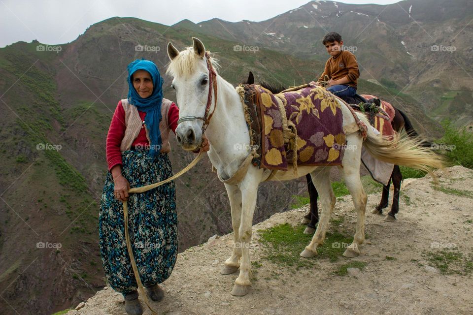 mother and horse and boy 👦💟is good pic