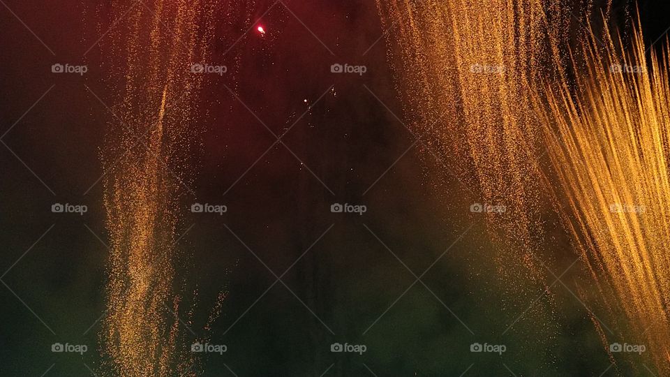 Show piromusical, pirotécnico. Queima de fogos, luzes, céu, noite.