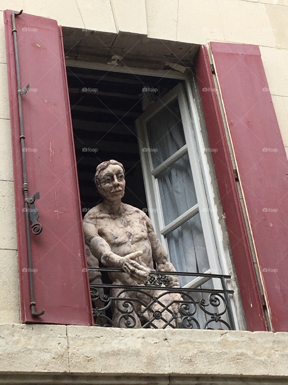 Modern sculpture by a window inspired of Dante 