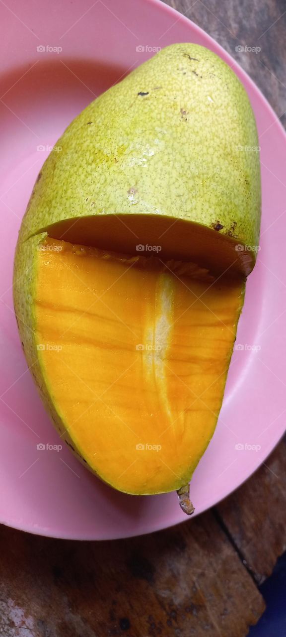 Mango fruit ready to be served or eaten