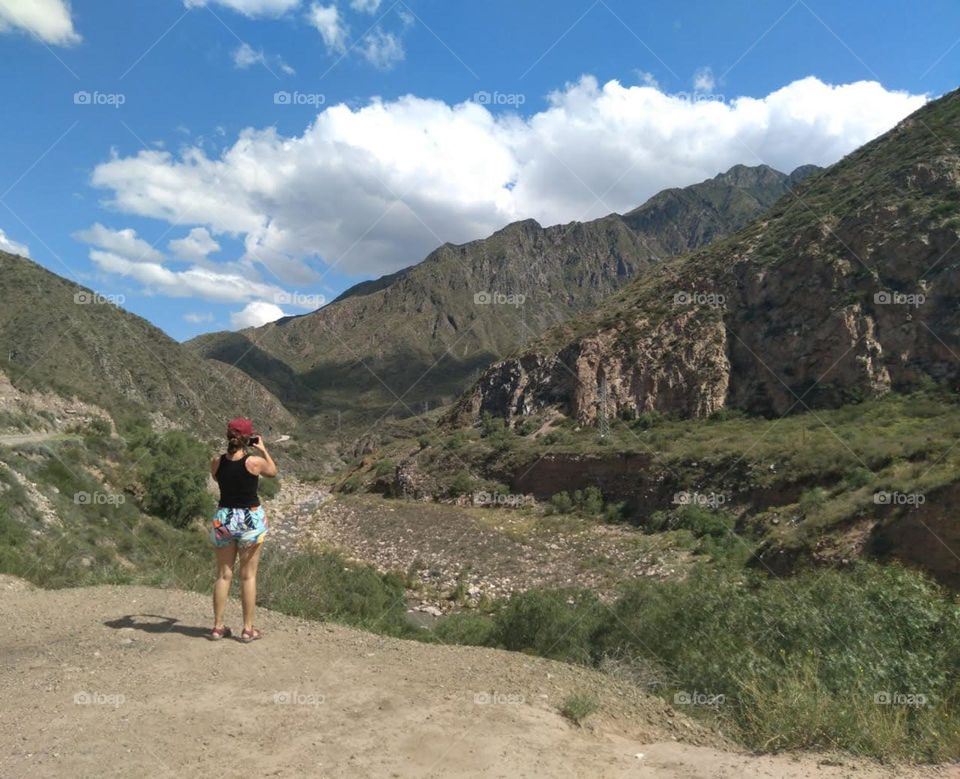 caminar y tomar fotos en la montaña