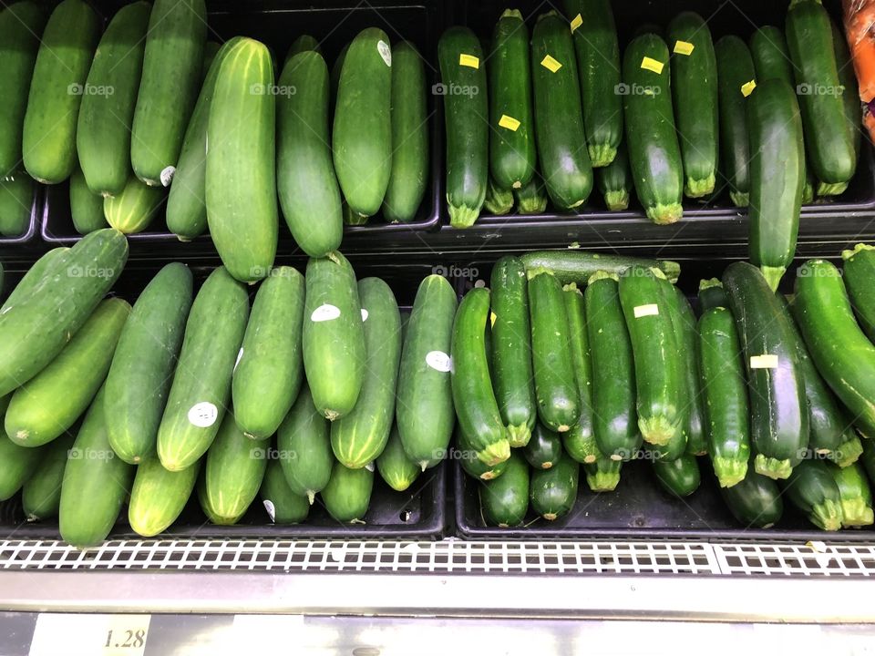 Cucumbers or zucchinis? Theres no sign so i dont know which is which. 