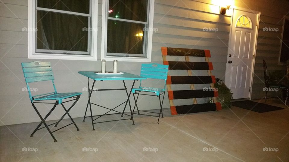nice little table and chairs