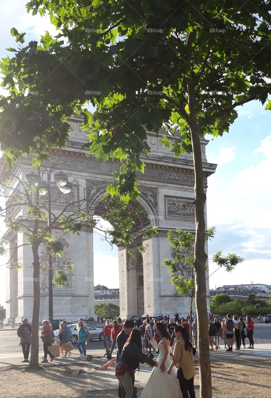 mariage at te arc de triomphe in Paris